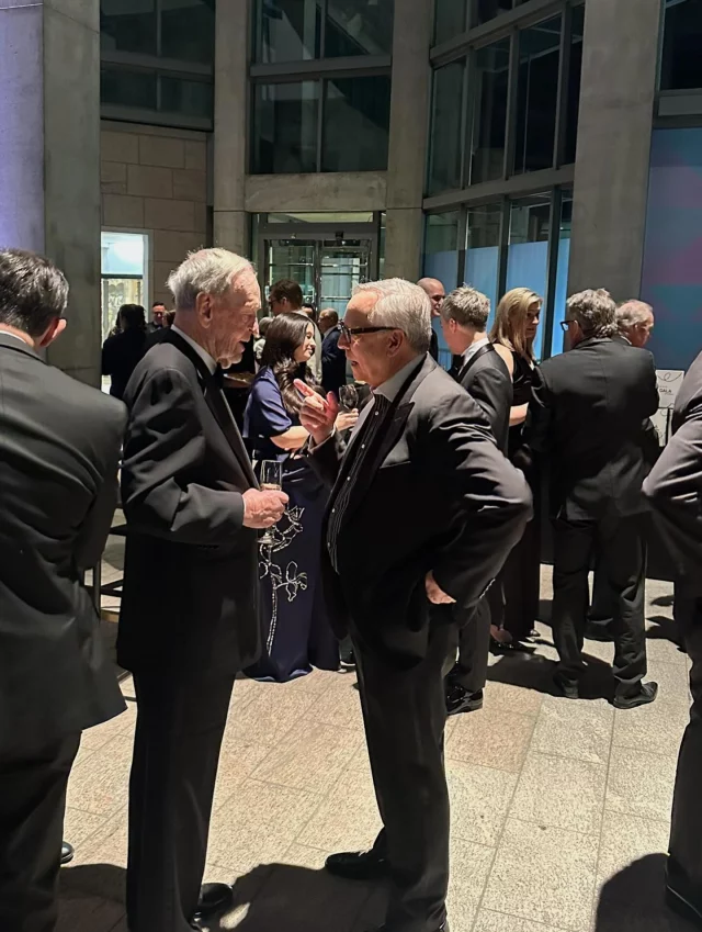 🎉 November has been a whirlwind! Last weekend Dr. Weinberg was in Ottawa for the amazing Winter Count  Exhibition and the National Gallery Gala. 

Dr. Weinberg was excited and honoured to speak with the incredible and honorable  Jean Chrétien!

#novembermemories #artlife #ottawaevents